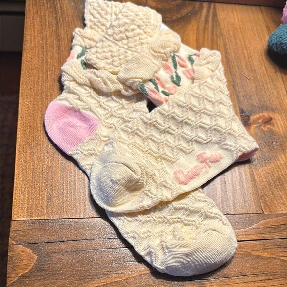 Cheemy Free Socks with Pink Accents - Picture 1 of 8